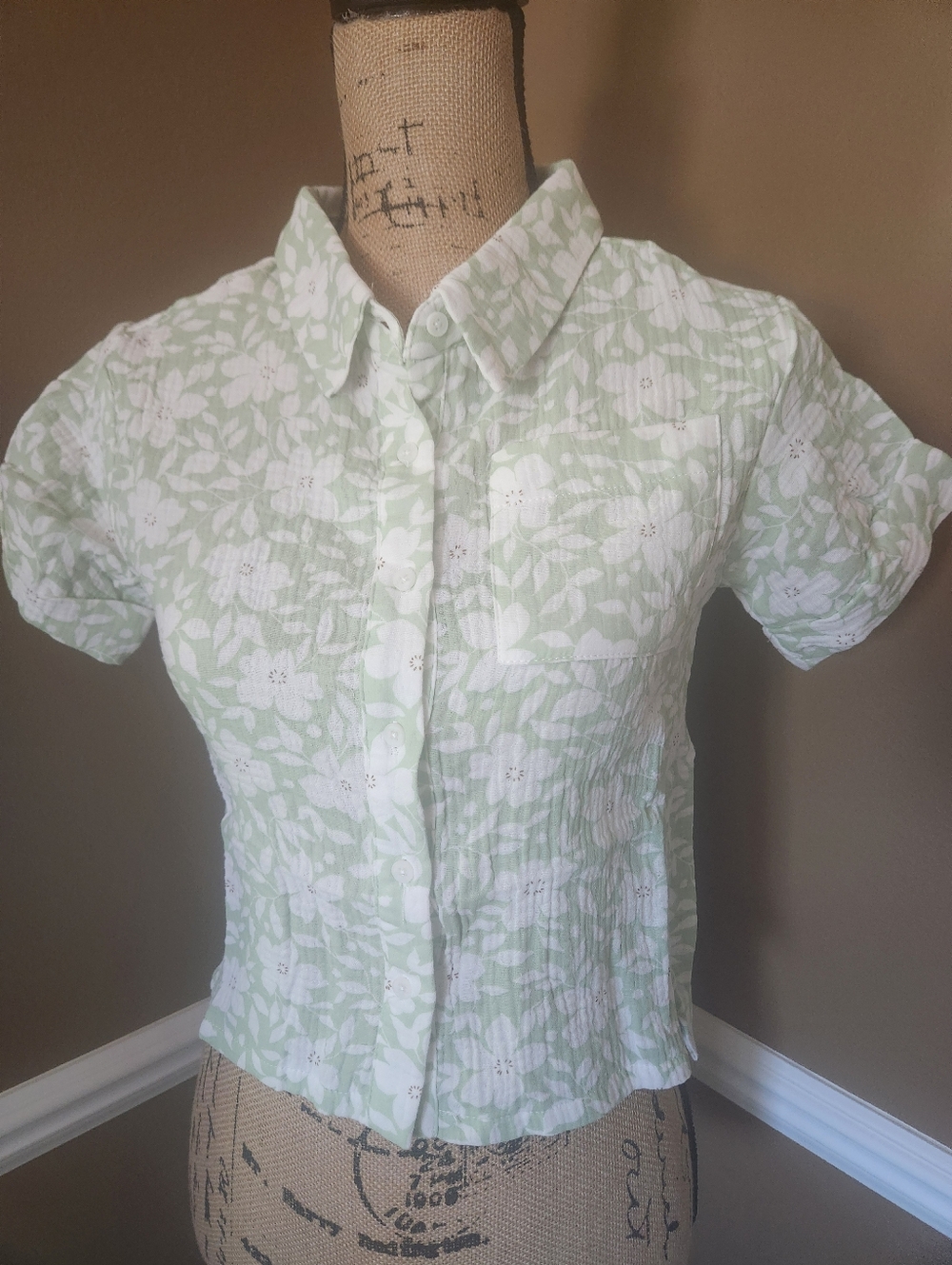New RSQ Green & White Women's Floral Button-Front‎ Short Sleeve Top Medium